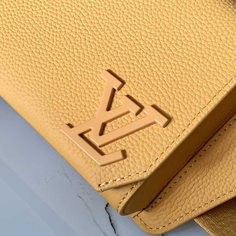 M57081 Aerogram Shoulder Bag 30 M57081 Aerogram Shoulder Bag 30