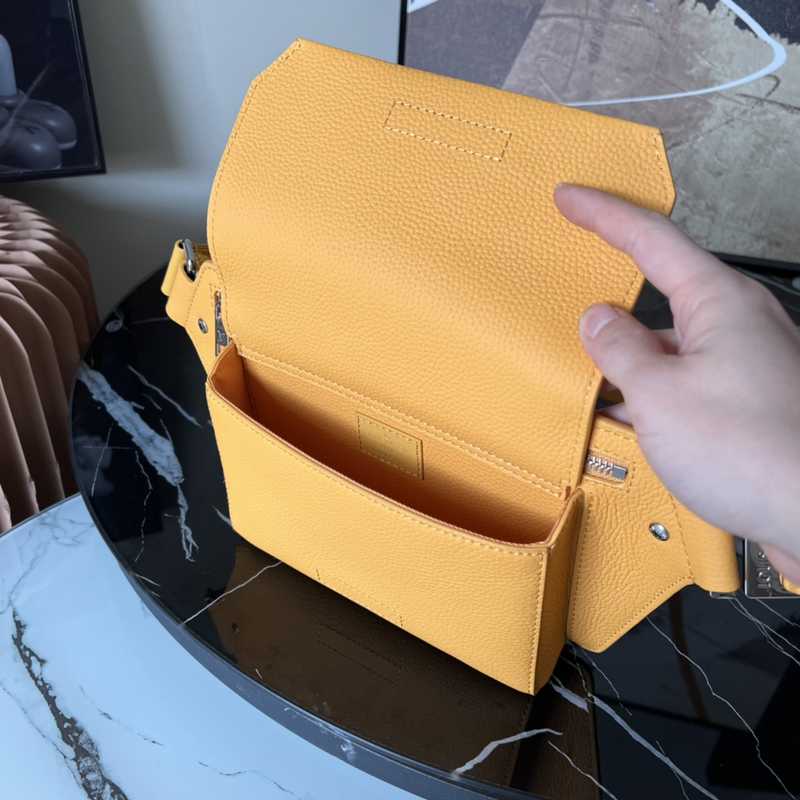 M57081 Aerogram Shoulder Bag 30 M57081 Aerogram Shoulder Bag 30