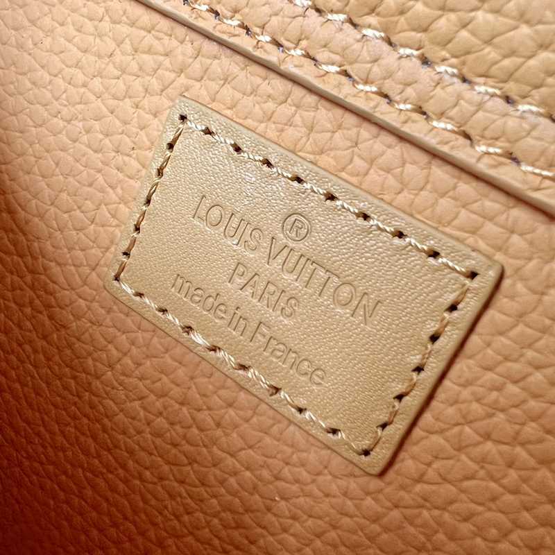 M57081 Aerogram Shoulder Bag 30 M57081 Aerogram Shoulder Bag 30