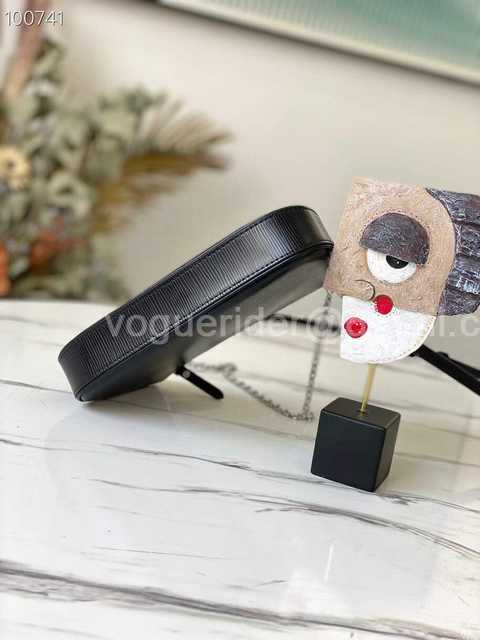 M80471 Easy Pouch On Strap 19 M80471 Easy Pouch On Strap 19