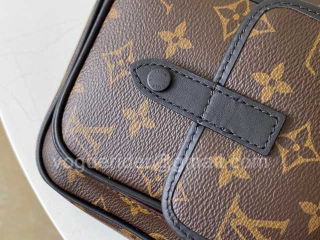 M69404 Wearable Wallet 17 M69404 Wearable Wallet 17