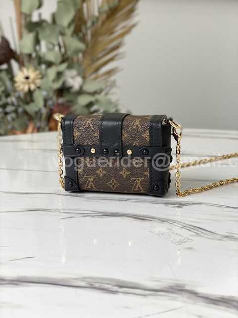 M68566 Essential Trunk 10 M68566 Essential Trunk 10