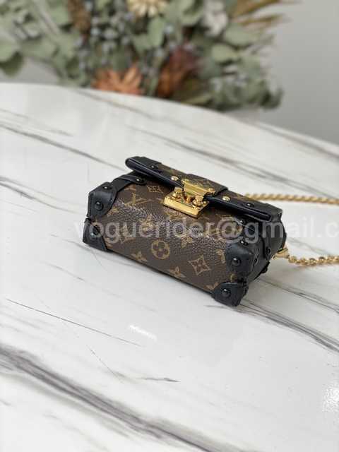 M68566 Essential Trunk 10 M68566 Essential Trunk 10