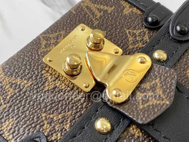 M68566 Essential Trunk 10 M68566 Essential Trunk 10