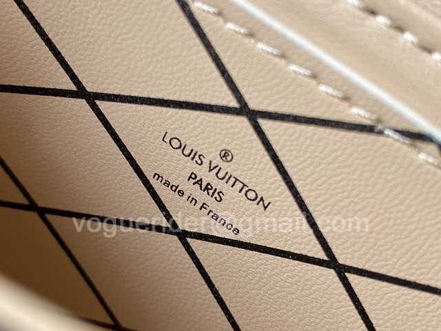 M68566 Essential Trunk 10 M68566 Essential Trunk 10
