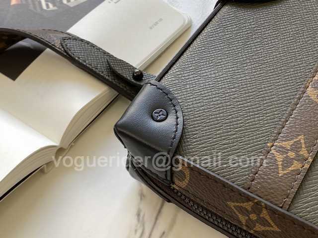 M30697 Soft Trunk 22 M30697 Soft Trunk 22