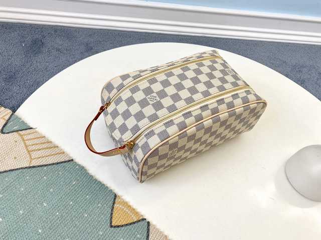 N47527 Toilet Bag 28