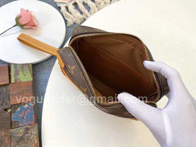 M44779 Soft Trunk Clutch 21 M44779 Soft Trunk Clutch 21