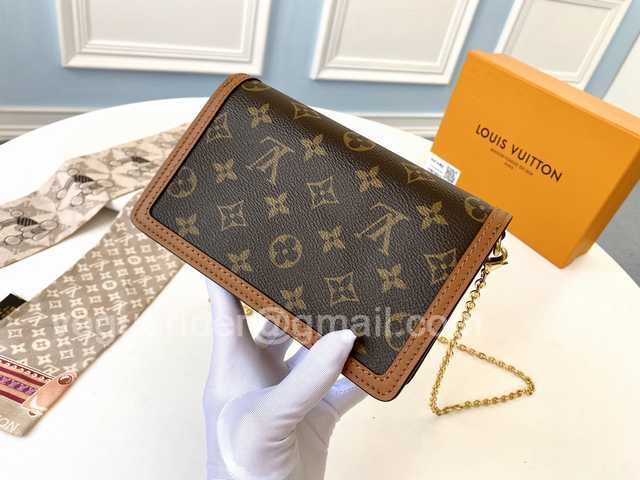 M68746 Dauphine on Chain 19 M68746 Dauphine on Chain 19