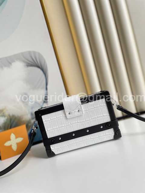 N93817 Petite Malle Box 19 N93817 Petite Malle Box 19