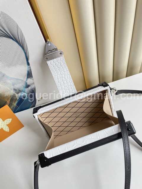 N93817 Petite Malle Box 19 N93817 Petite Malle Box 19