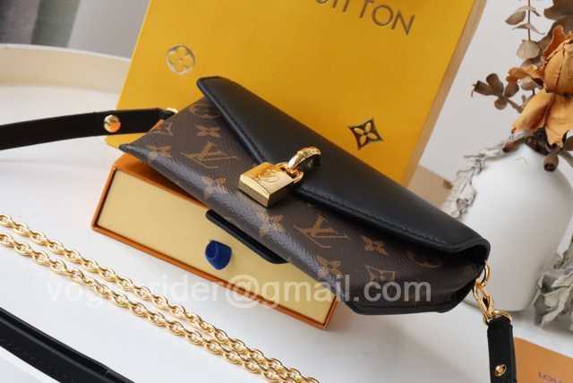M80763 Padlock on Strap 19 M80763 Padlock on Strap 19