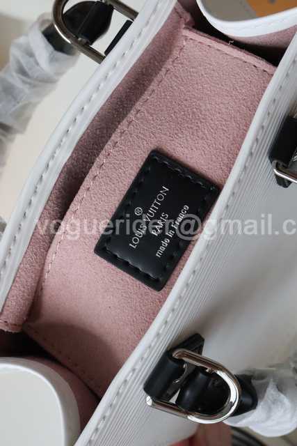 M69441 Petit Sac Plat 17 M69441 Petit Sac Plat 17