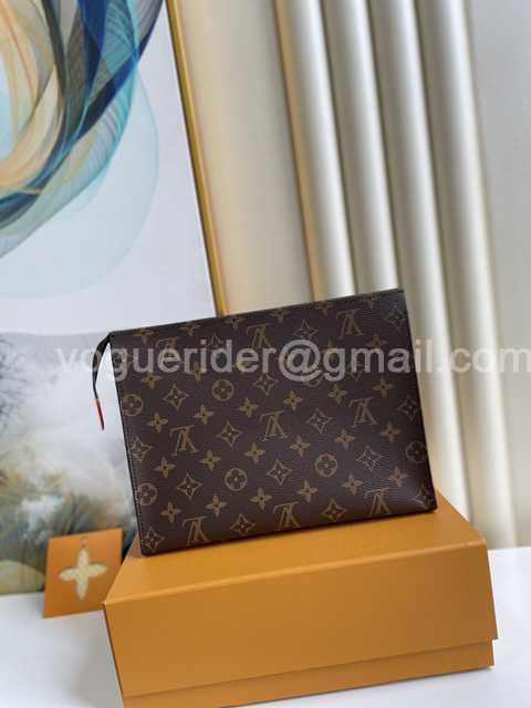 M47542 Toilet Bag 26 M47542 Toilet Bag 26