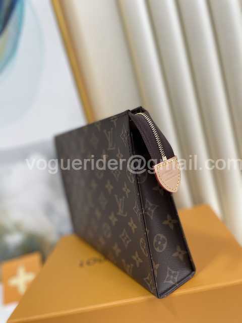 M47542 Toilet Bag 26 M47542 Toilet Bag 26