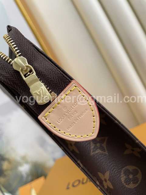 M47542 Toilet Bag 26 M47542 Toilet Bag 26