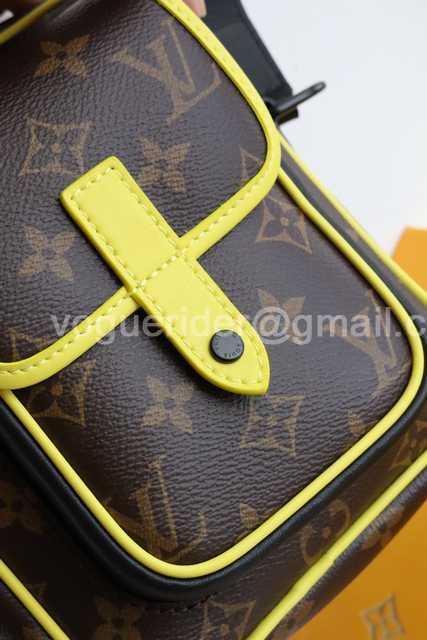 M69404 Wearable Wallet 17 M69404 Wearable Wallet 17