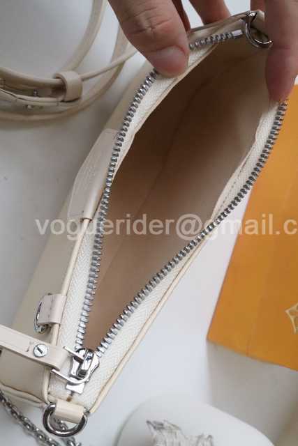 M80483 Easy Pouch On Strap 19 M80483 Easy Pouch On Strap 19