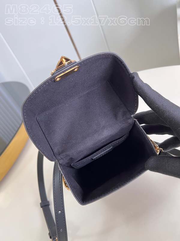 M82465 Camera Box 17 M82465 Camera Box 17