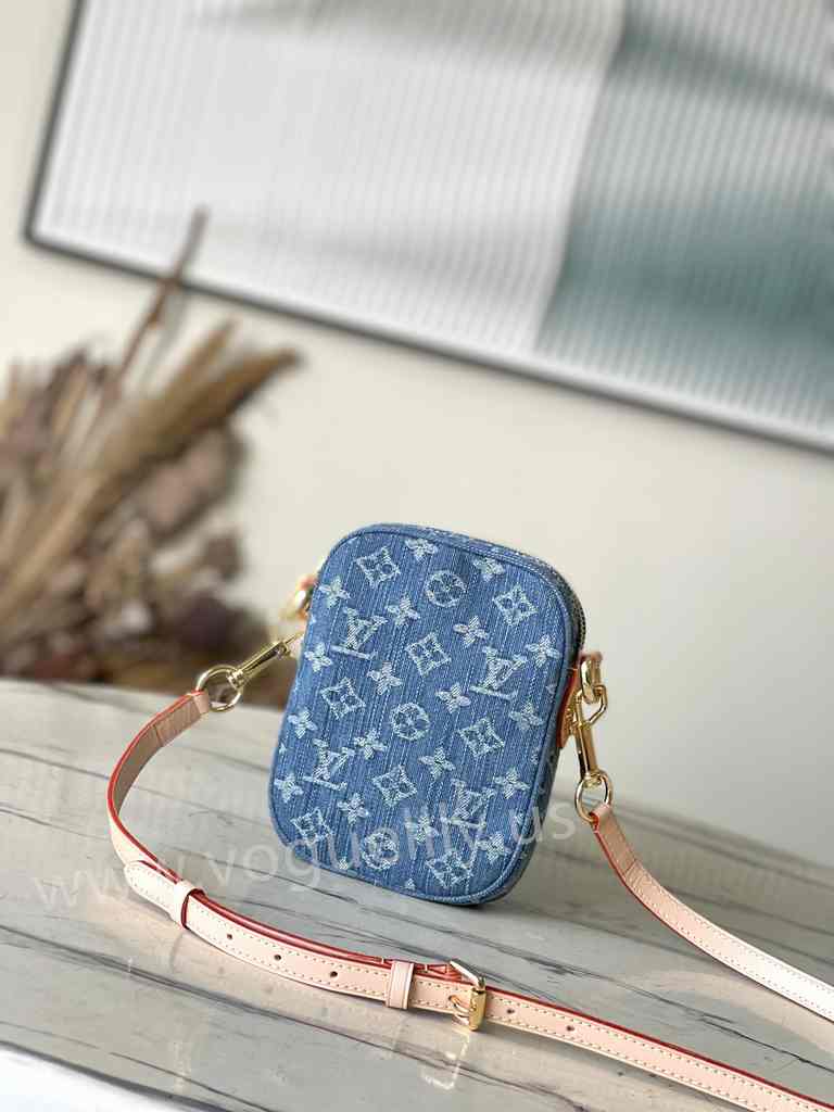 M82948 Fairfax Pochette 18 M82948 Fairfax Pochette 18