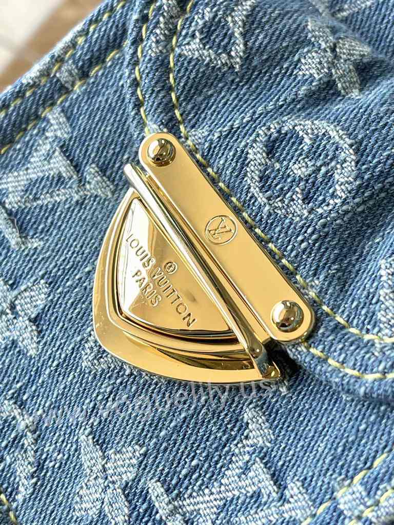 M82948 Fairfax Pochette 18 M82948 Fairfax Pochette 18