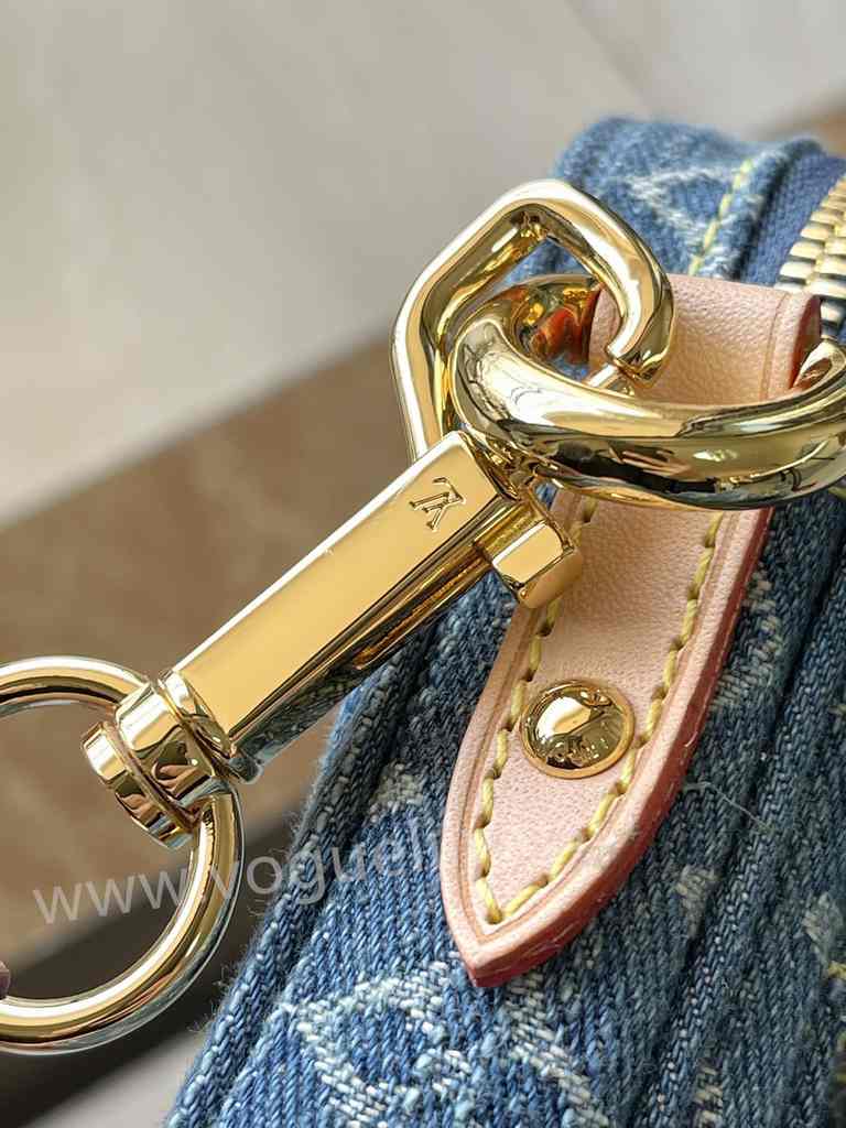 M82948 Fairfax Pochette 18 M82948 Fairfax Pochette 18
