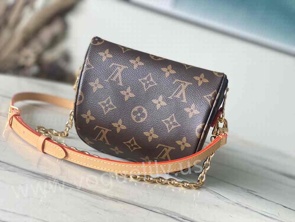 M82335 Mini Bumbag 17 M82335 Mini Bumbag 17