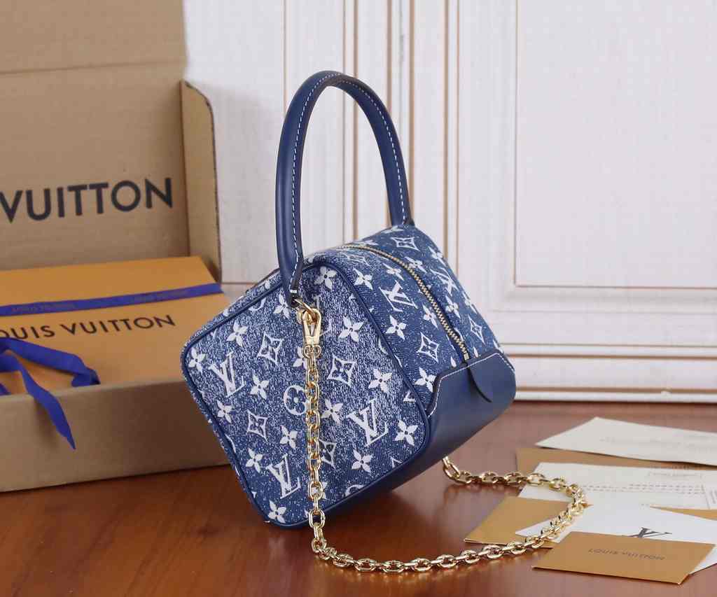 M59611 Square Bag 16