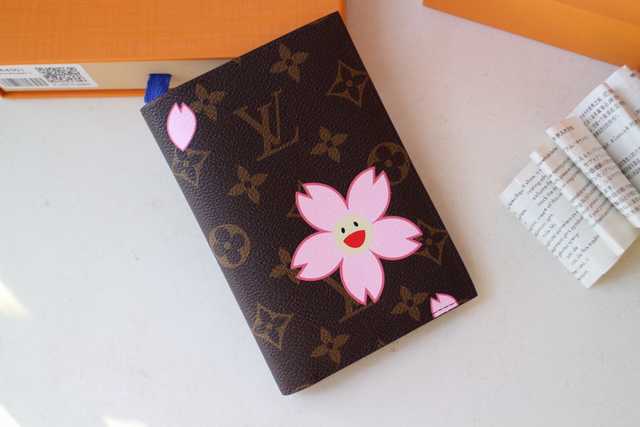 M64411 Passport Holder