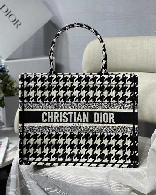 M1287 36 Tie & Dior