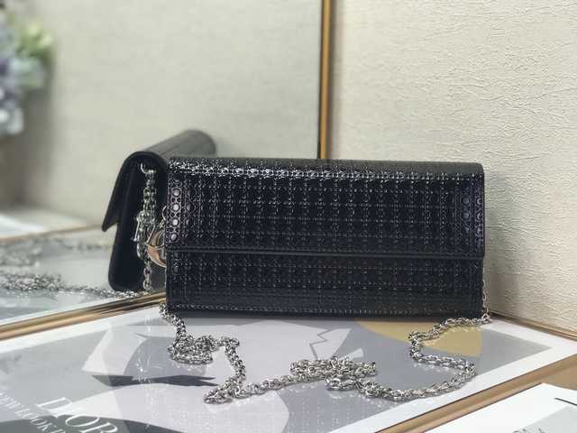 2251 Chain Bag 21