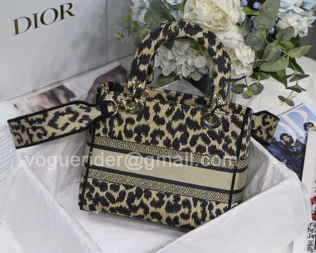 M8002 Embroidery 24 M8002 Embroidery 24