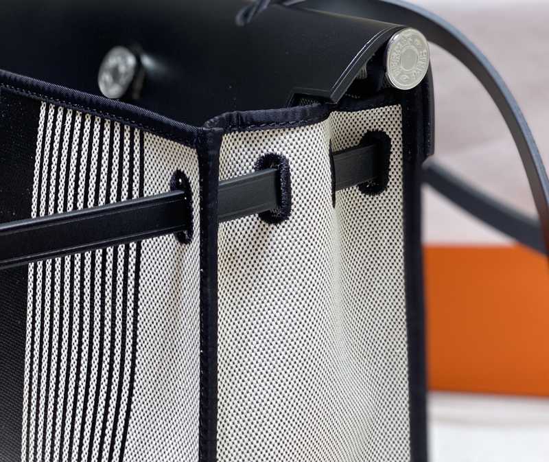 Herbag Zip 31 Exterior Stitches Herbag Zip 31 Exterior Stitches
