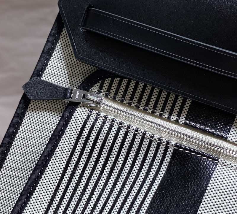 Herbag Zip 31 Exterior Stitches Herbag Zip 31 Exterior Stitches
