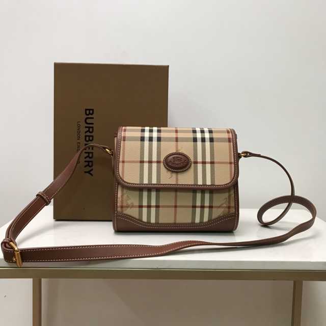 80111157 Burberry 21