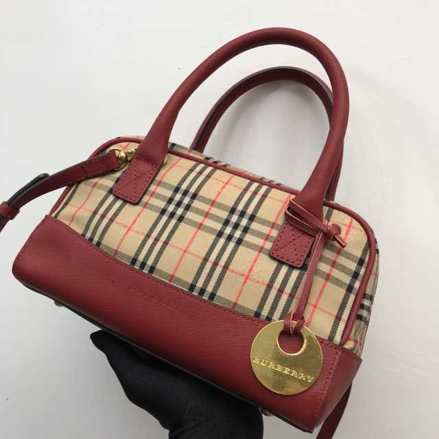 9011112 Burberry 24