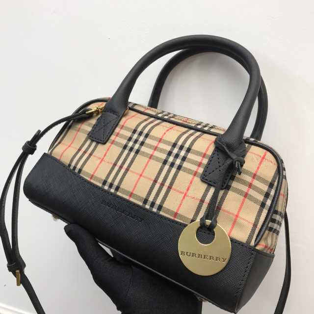 9011112 Burberry 24