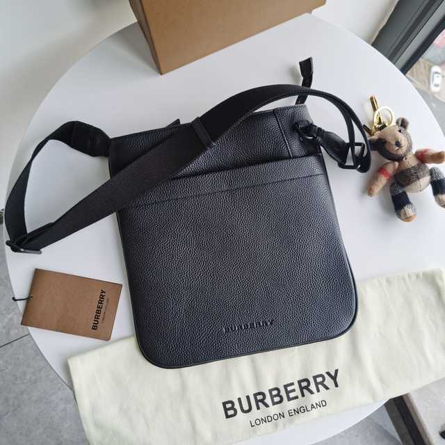 38008866 Burberry 30