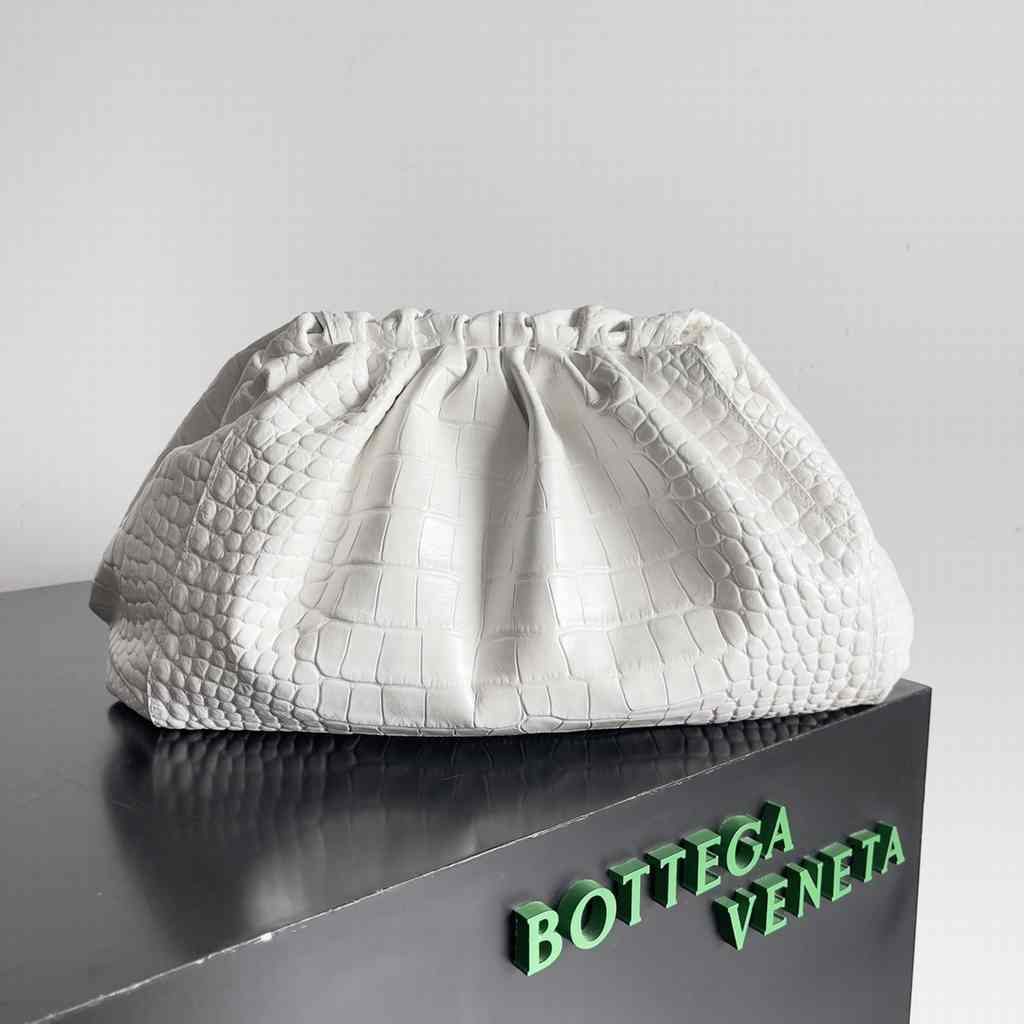 576227 Pouch 38 Crocodile texture