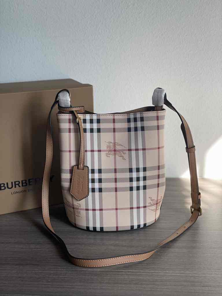 Burberry Bucket 23