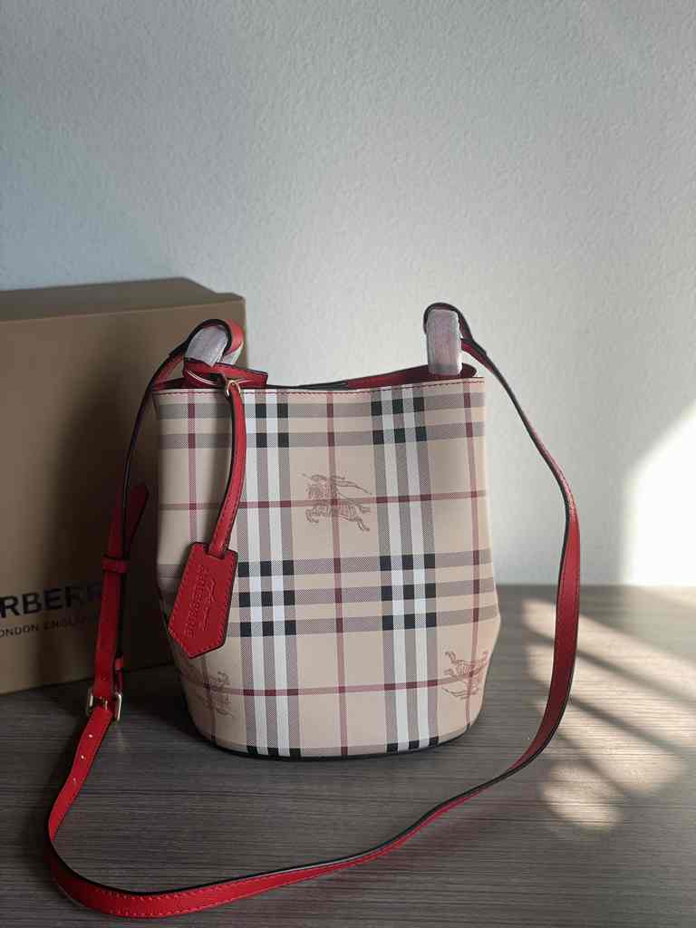 Burberry Bucket 23