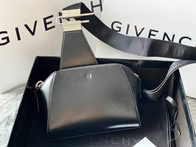 0119980 Givenchy Chestpack 25