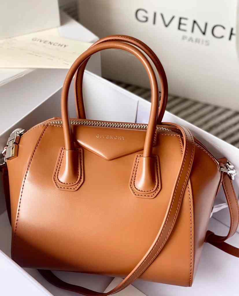 9981 Antigona Mini 22 BOX leather