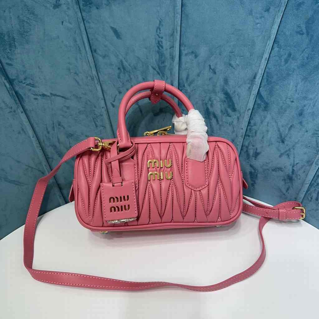 5BB142 MiuMiu 22