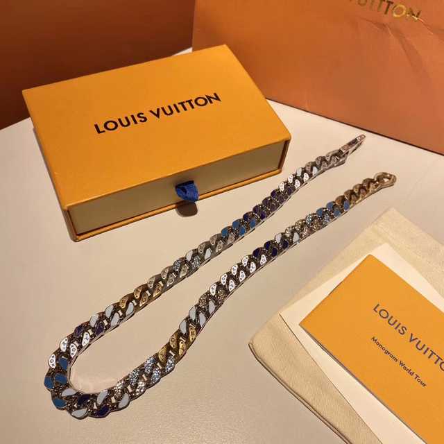 CB10160 LV Necklace