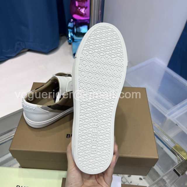 Burberry slides v1 Burberry slides v1