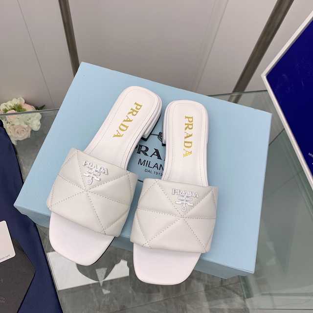 Prada 2022ss sheep