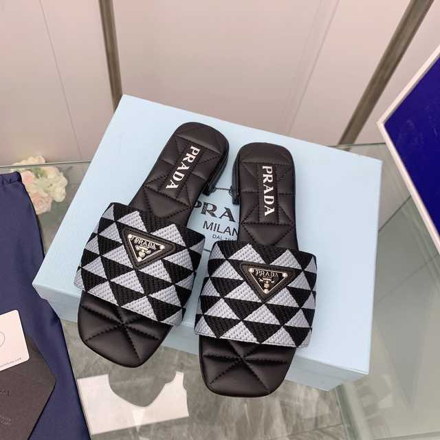 Prada 2022ss sheep