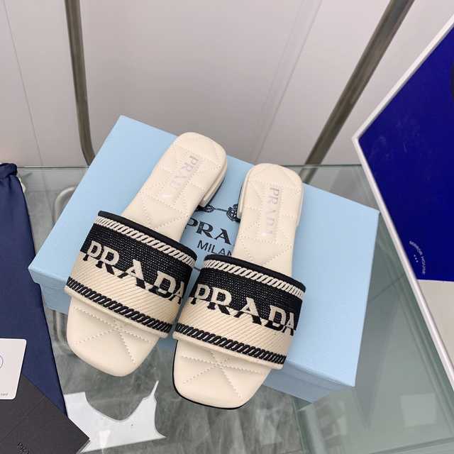 Prada 2022ss sheep