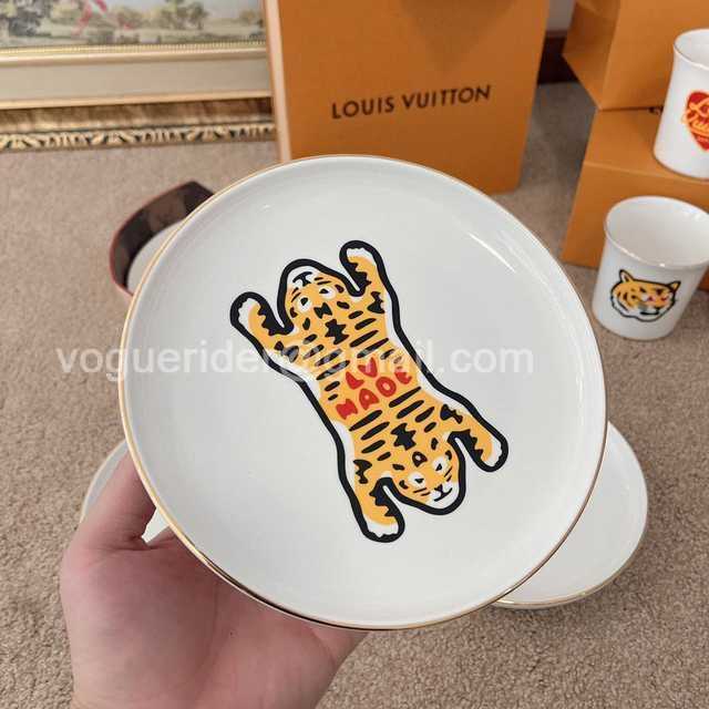 DE10002 LV x Nigo dishes DE10002 LV x Nigo dishes